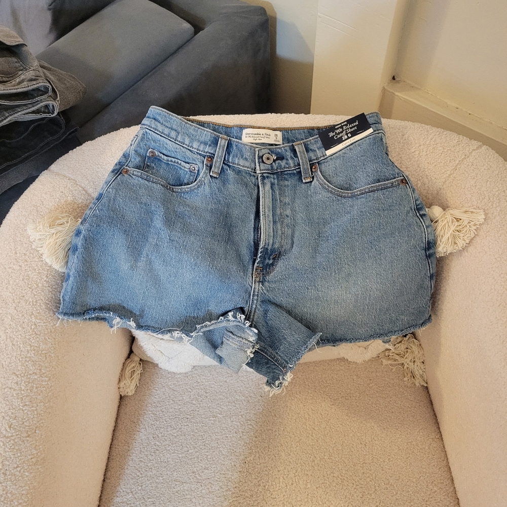 Abercrombie Curve Love 90s Relaxed Cutoff Shorts, size 28" or 6. Curve love line